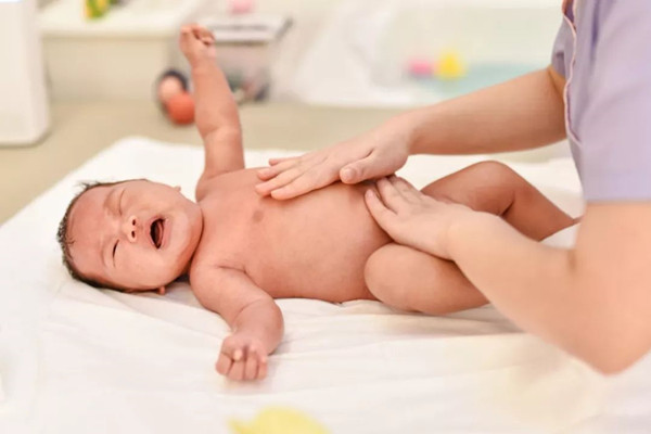 怎么预防宝宝肠胀气？肠胀气的婴儿怎么缓解？(图2)
