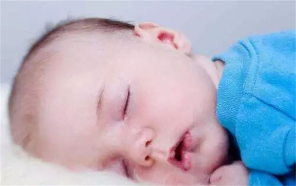 育婴师是否应该晚上陪伴孩子入睡？(图1)