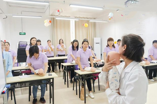 郑州月嫂培训价格战背后的猫腻，你中招了吗？(图1)