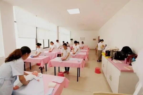 郑州学月嫂要花多少钱？工薪家庭也能轻松报名(图1)