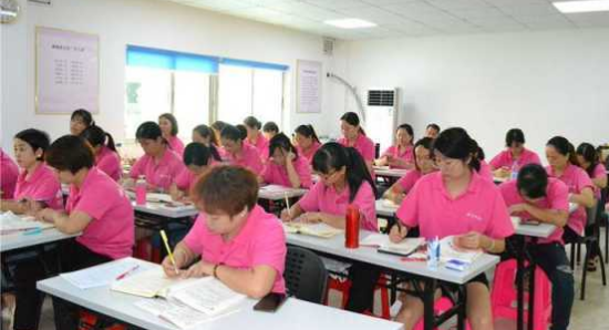 郑州学月嫂要花多少钱？工薪家庭也能轻松报名(图2)