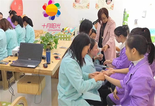 线上 vs 线下月嫂培训,哪种更划算?一份全面的价值决策指南(图2) 线上 vs 线下月嫂培训,哪种更划算?一份全面的价值决策指南(图2)