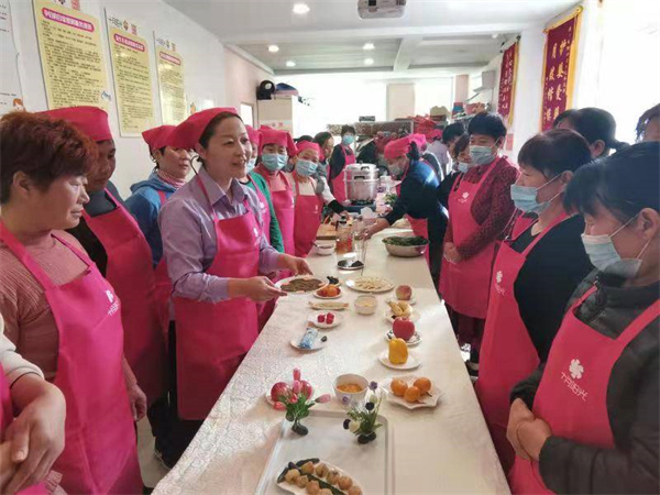 线上 vs 线下月嫂培训,哪种更划算?一份全面的价值决策指南(图1) 线上 vs 线下月嫂培训,哪种更划算?一份全面的价值决策指南(图1)